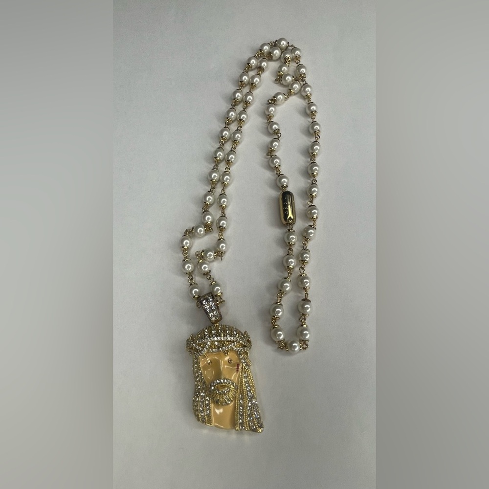 Dead-stock Familia Gems 1989 Studio Jesus Pendant Necklace pearl and gold toned